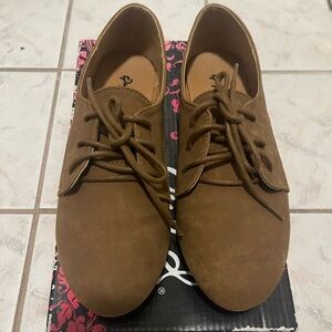 Qupid Tan Lace-Up Women’s Oxfords size 6.5